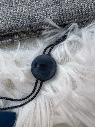 Cappello grigio a scacchi