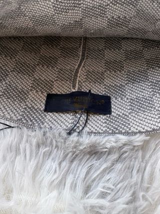 Cappello grigio a scacchi