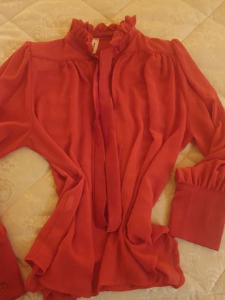 Blusa elegante con cuello alto y lazo