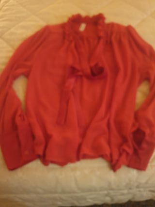 Blusa elegante con cuello alto y lazo