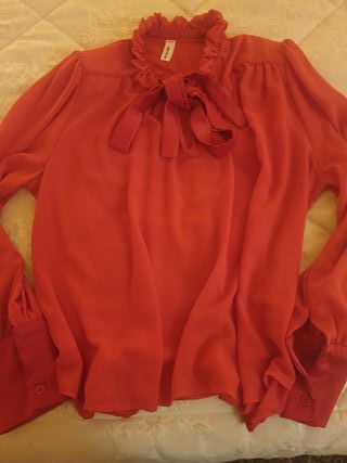 Blusa elegante con cuello alto y lazo