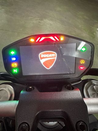 Ducati Monster 821 Roja