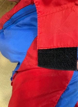 Saco de dormir azul y rojo