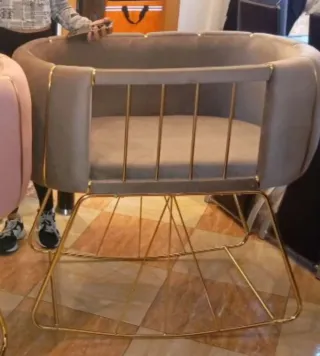 Cuna de bebé con patas doradas