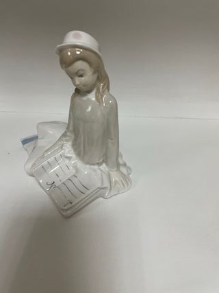 Figura D'Art porcelana niña leyendo