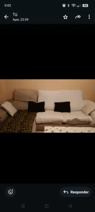 Sofá beige y multicolor