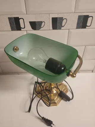 Lámpara de escritorio verde y dorada