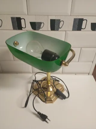 Lámpara de escritorio verde y dorada