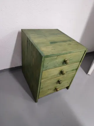 Mesilla de noche madera verde oliva.