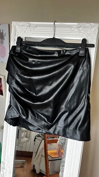Falda cuero H&M negra