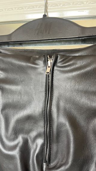 Falda cuero H&M negra