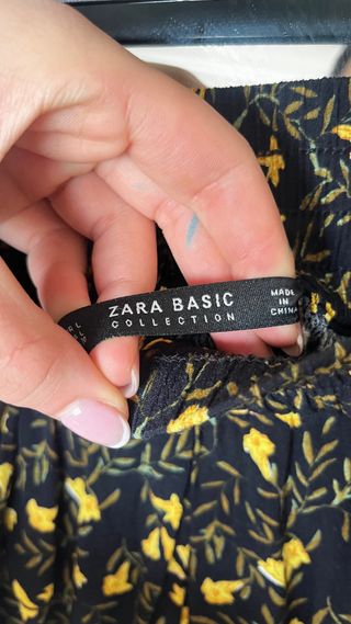 Falda Zara negra flores amarillas