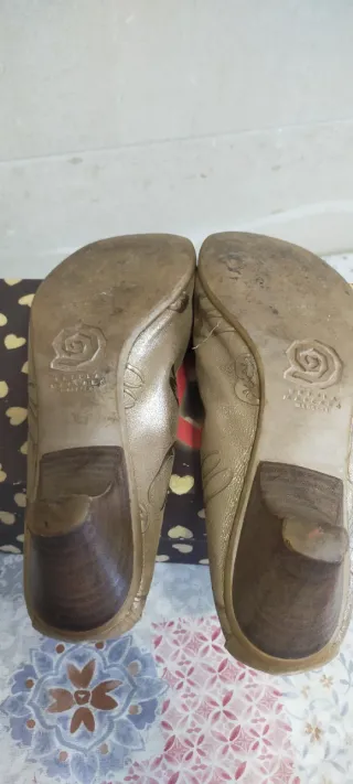 Zapatos planos dorados Jaime Mascaró