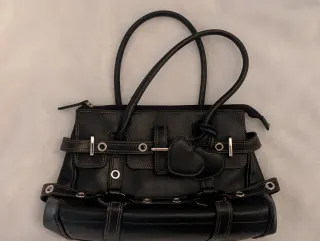 Bolso negro con detalles plateados
