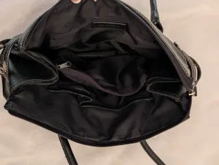 Bolso negro con detalles plateados