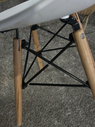 Silla blanca moderna patas madera