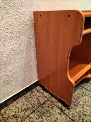 Escritorio de madera con ruedas