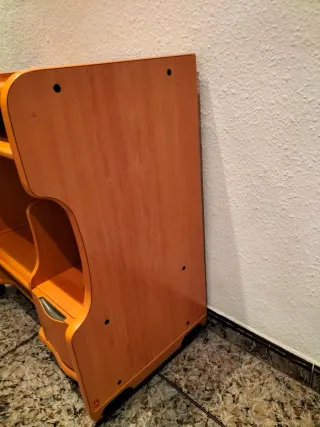 Escritorio de madera con ruedas