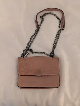 Bolso rosa ante con cadena