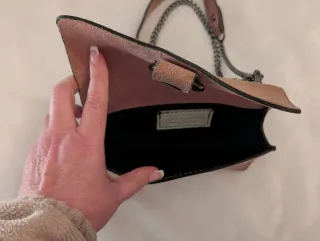 Bolso rosa ante con cadena