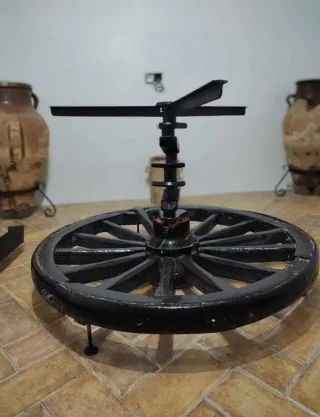 Mesa rústica con rueda de carreta