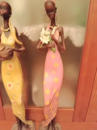 Pareja Figuras Africanas Mujer con Cántaro Flores
