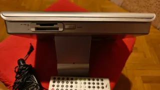 DVD portátil con mando y cargador coche