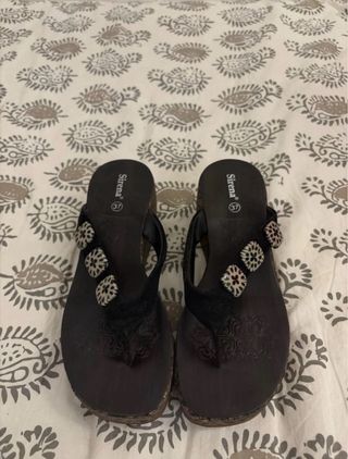 Sandalias Sirena cuña negras con adornos