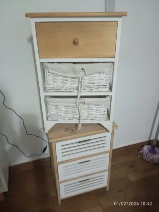 Mesitas de noche de madera y mimbre