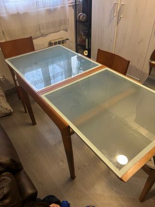 Mesa de comedor de madera y cristal con 4 sillas