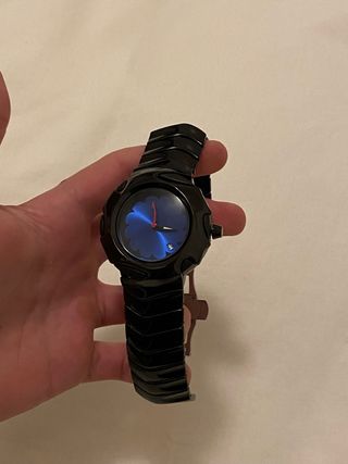 Relógio futurista Y2K preto e azul