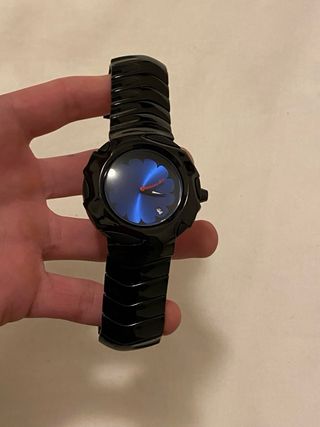 Relógio futurista Y2K preto e azul