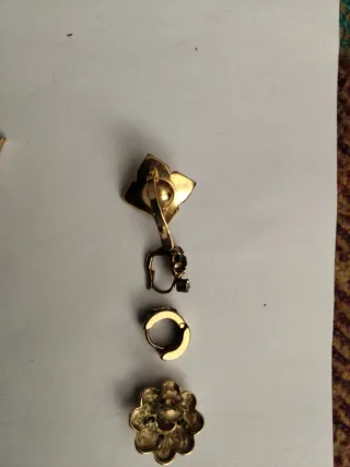 Lote de pendientes dorados y rojos