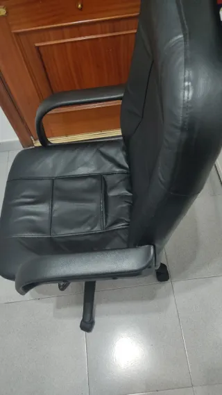 Silla de oficina negra con ruedas regulable altura