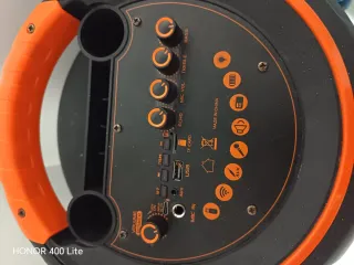 Altavoz grande negro y rojo