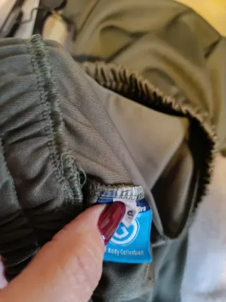 Calças desportivas verdes com padrão camuflado