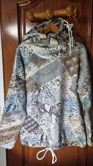 Sudadera con capucha estampada nueva