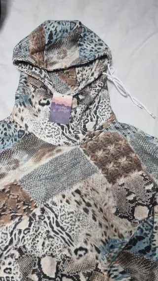 Sudadera con capucha estampada nueva