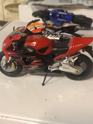 5 motos escala 1:43. 1 de regalo.