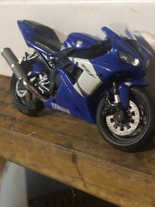5 motos escala 1:43. 1 de regalo.
