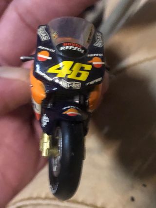 5 motos escala 1:43. 1 de regalo.