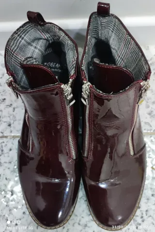 Botines charol burdeos con cremallera