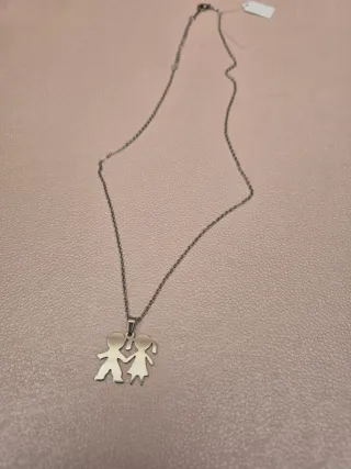 Collar con colgante de niña y niño. 3 EUROS