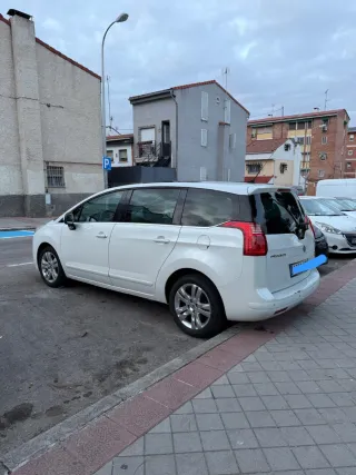 Peugeot 5008 2012