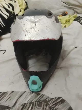 Casco integral negro con visera plateada