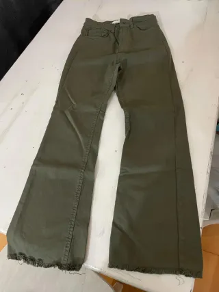 Pantalones verde militar acampanados