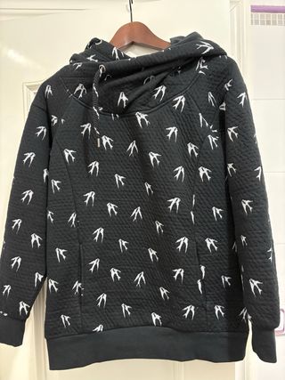 Sudadera Only negra con estampado de pájaros