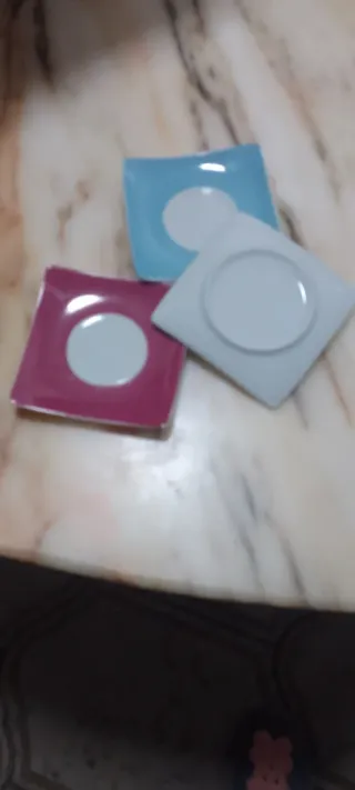 3 platitos de porcelana blancos y 3 de color