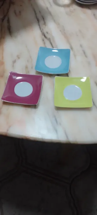 3 platitos de porcelana blancos y 3 de color