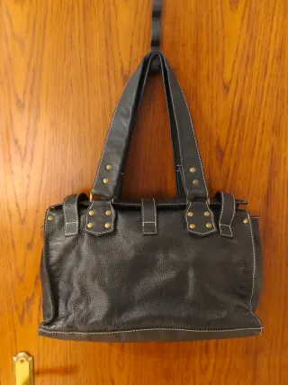 Bolso de piel negro con hebillas